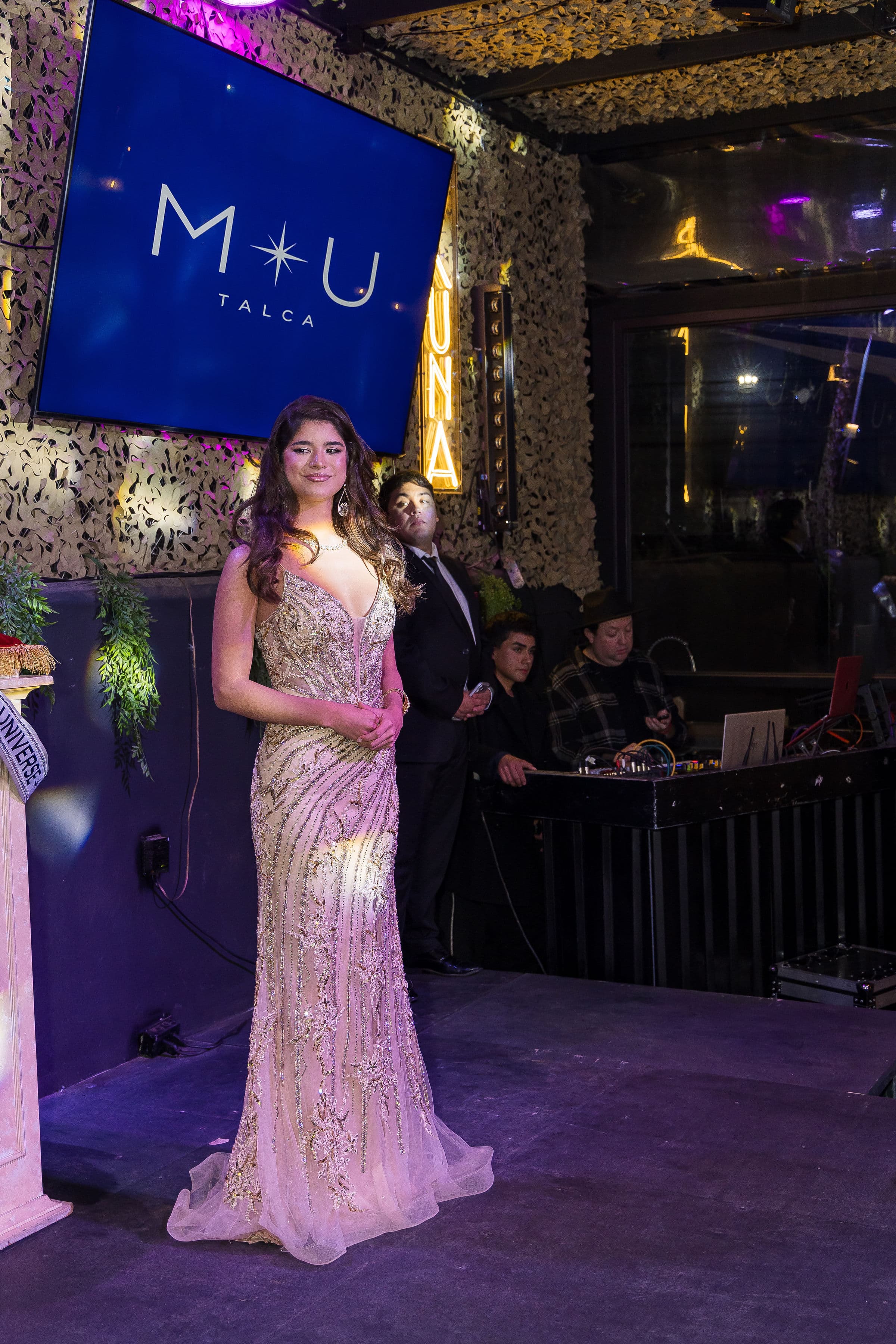 Martina Avendaño, Representante Oficial de Miss Universe Talca, en retrato editorial sobre fondo de la edición.