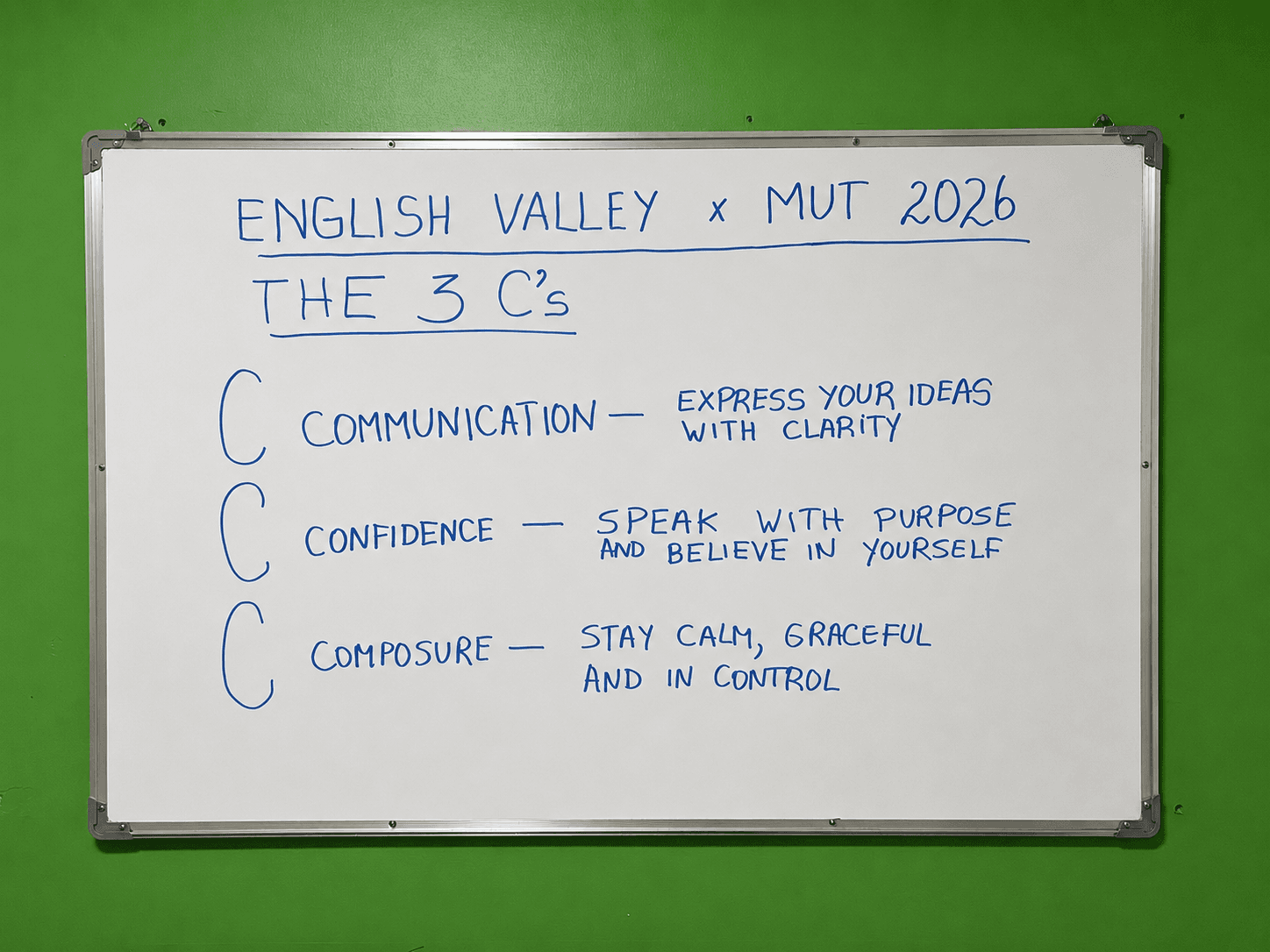 Pizarrón de English Valley con metodología de las 3 C para MUT 2026
