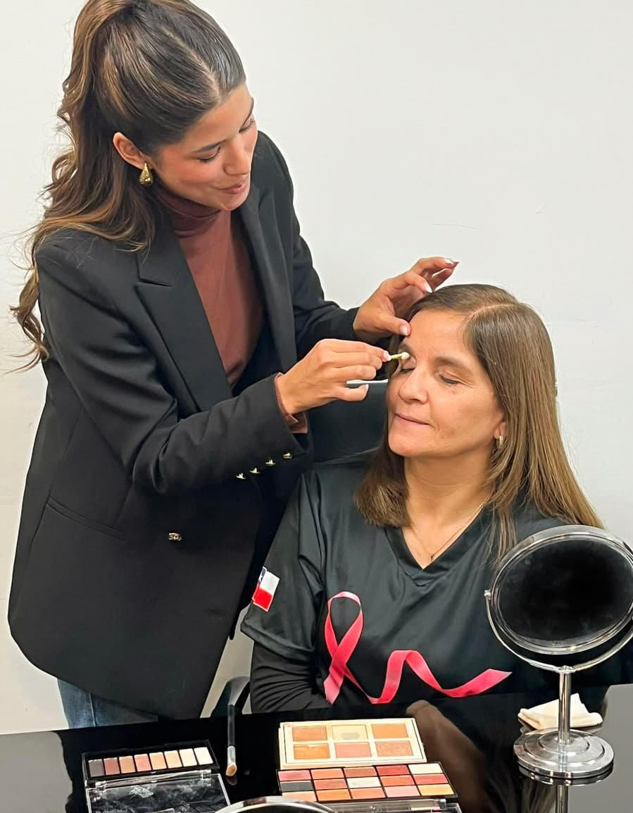 Martina Avendaño durante una masterclass de automaquillaje profesional junto a Claro de Vida para MUT 2026.