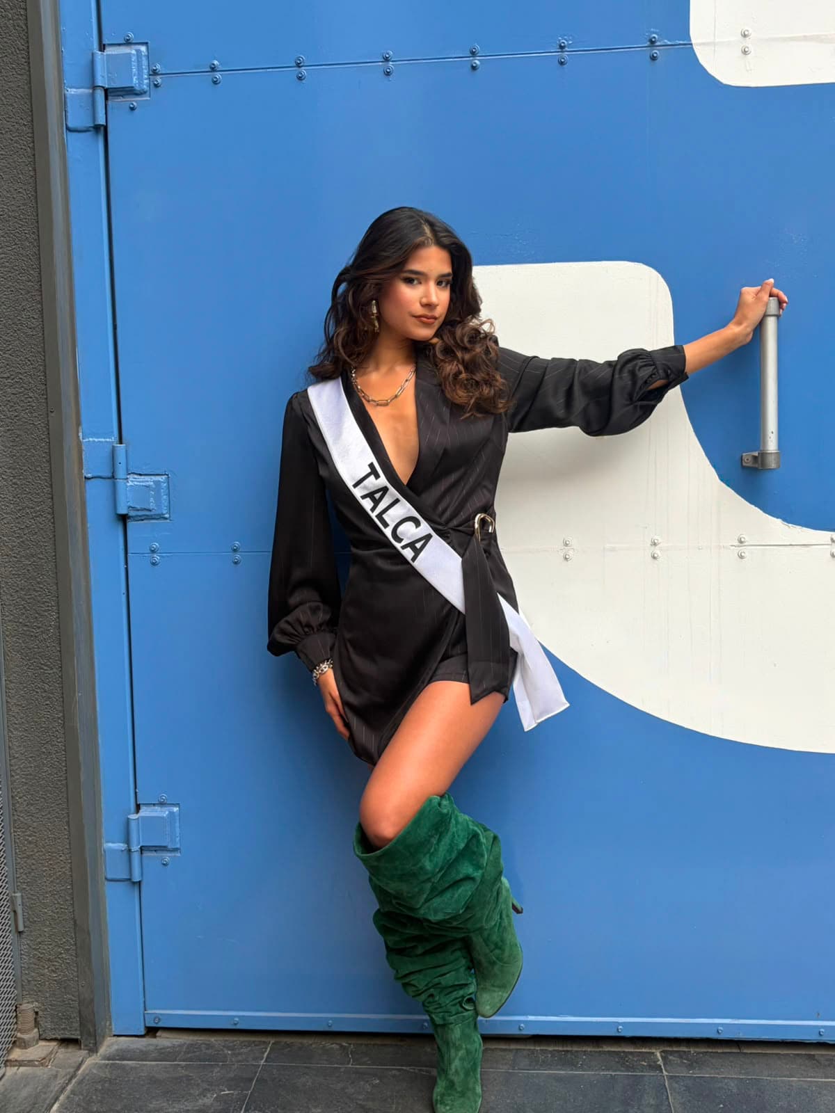 Martina Avendaño con banda de Talca durante registro televisivo en Mega para Miss Universe Talca 2026.
